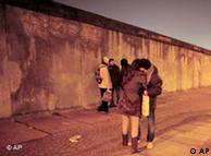 Τουρίστες επισκέπτονται τα απομεινάρια του Τείχους