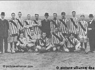 ۱۵/ ۱/ ۱۹۱۵ در شهر دورتموند، اعضای تیم بوروسیا دورتموند پیش از انجام نخستین بازی رسمی. تیم بوروسیا در این دیدار VfB دورتموند، حریف همشهری را ۹ بر ۳ شکست داد
