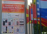 Banneri i Festivalit në hyrje të Teatrit Kombëtar në Tiranë